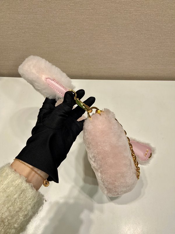 프라다 미니 트라이앵글 로고 시어링 숄더백 [매장가 300만원대]