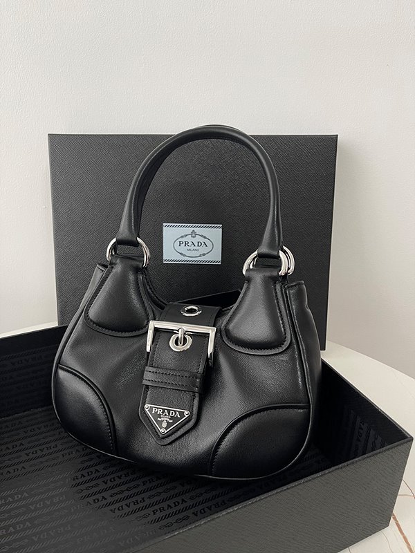 프라다 문 패딩 나파 가죽 백 [매장가 345만원대]