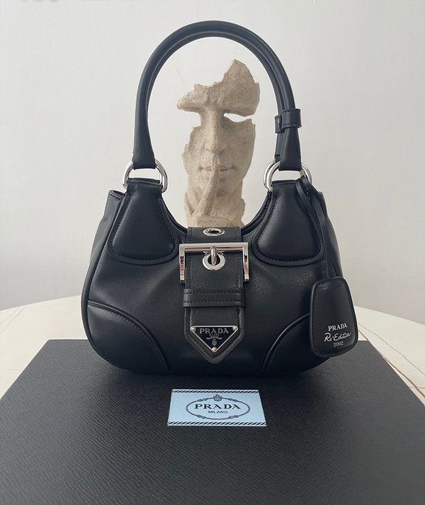 프라다 문 패딩 나파 가죽 백 [매장가 345만원대]