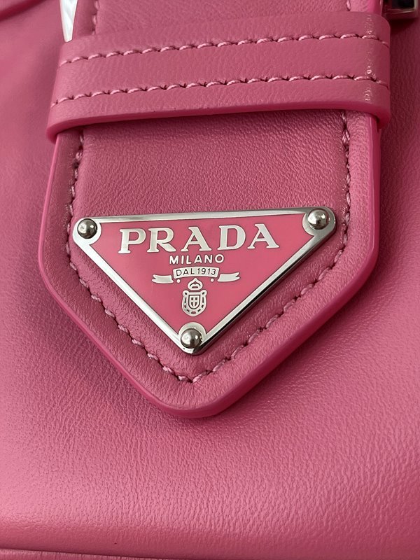 프라다 문 패딩 나파 가죽 백 [매장가 345만원대]