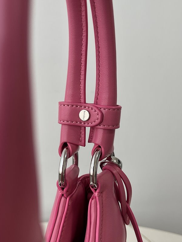 프라다 문 패딩 나파 가죽 백 [매장가 345만원대]