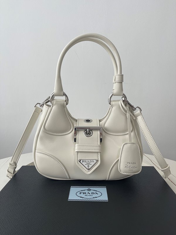 프라다 문 패딩 나파 가죽 백 [매장가 345만원대]