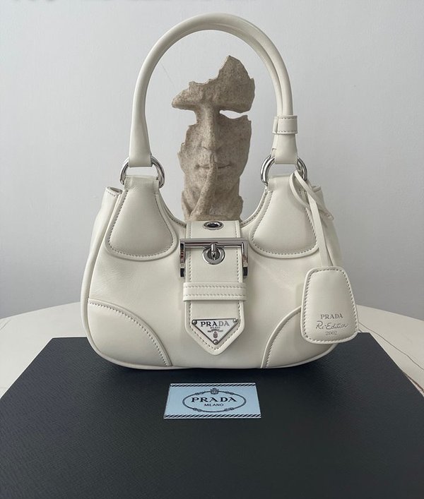 프라다 문 패딩 나파 가죽 백 [매장가 345만원대]