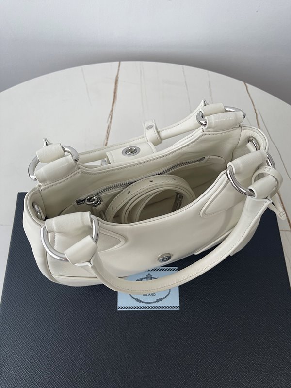 프라다 문 패딩 나파 가죽 백 [매장가 345만원대]