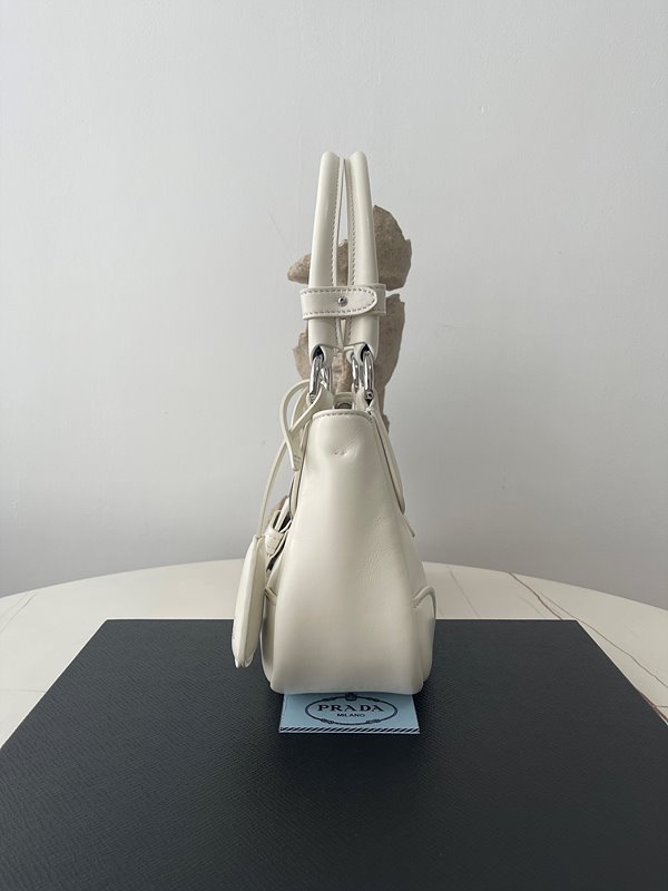 프라다 문 패딩 나파 가죽 백 [매장가 345만원대]