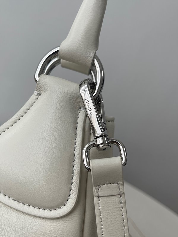 프라다 문 패딩 나파 가죽 백 [매장가 345만원대]