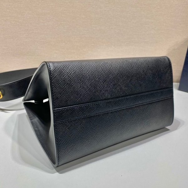 프라다 모노크롬 소형 사피아노 백 [매장가 425만원대]