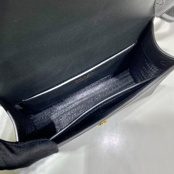 프라다 모노크롬 사피아노 및 가죽 백 [매장가 410만원대]