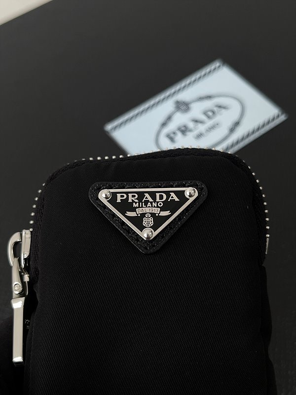 프라다 리에디션 사피아노 가죽 트리밍 리나일론 숄더백 [매장가 240만원대]