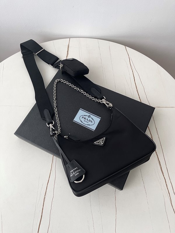 프라다 리에디션 사피아노 가죽 트리밍 리나일론 숄더백 [매장가 240만원대]