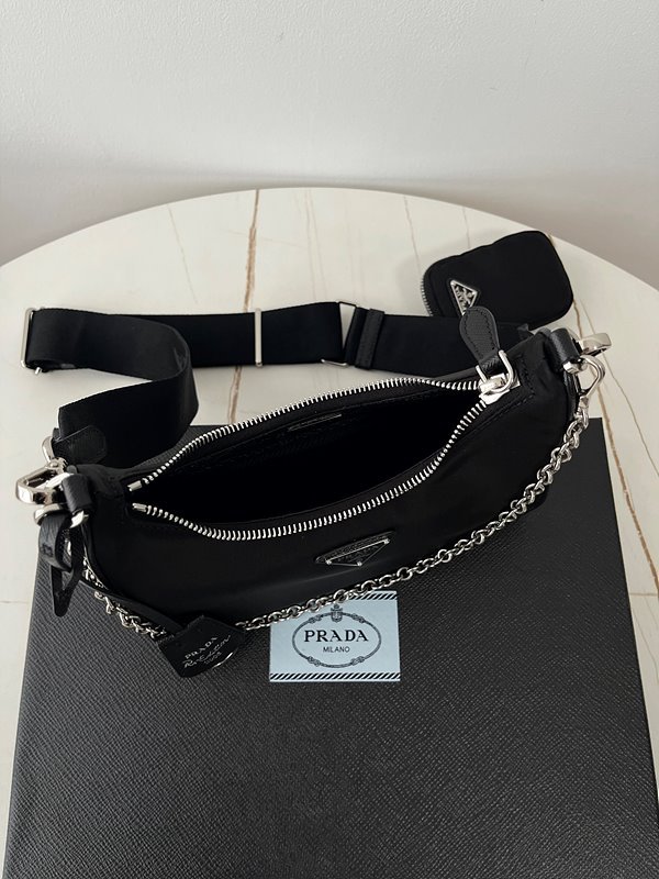 프라다 리에디션 사피아노 가죽 트리밍 리나일론 숄더백 [매장가 240만원대]