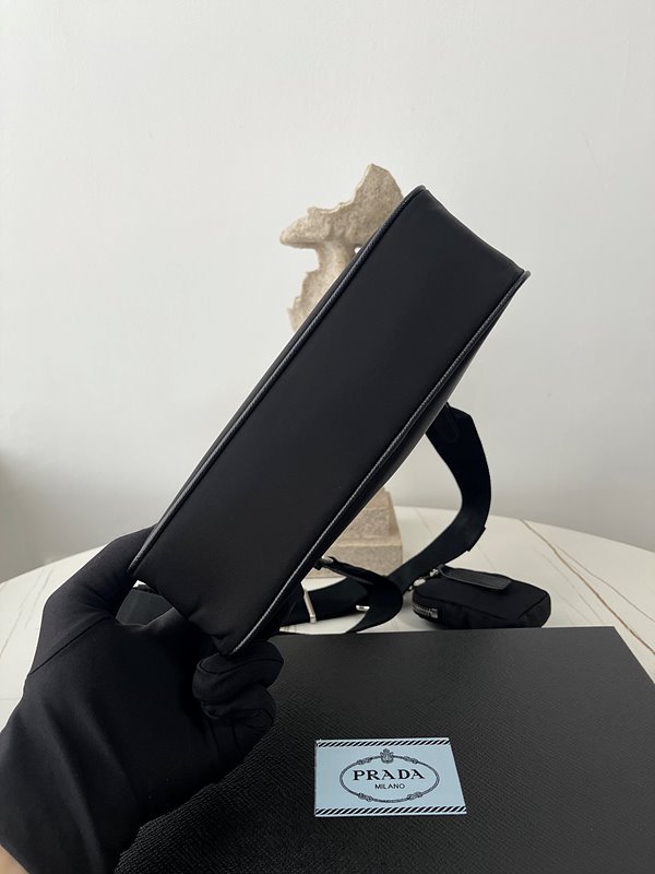 프라다 리에디션 사피아노 가죽 트리밍 리나일론 숄더백 [매장가 240만원대]