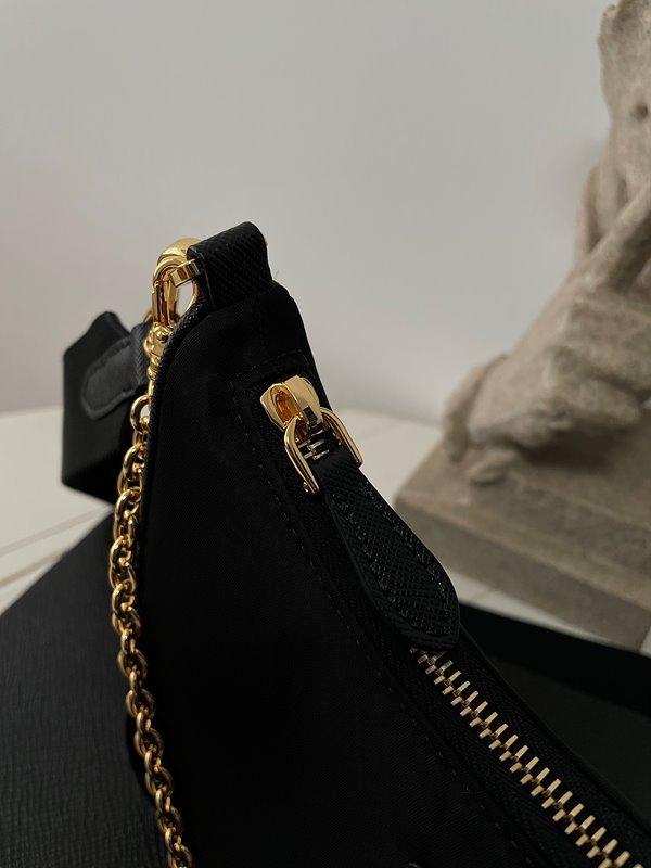 프라다 리에디션 사피아노 가죽 트리밍 리나일론 숄더백 [매장가 240만원대]