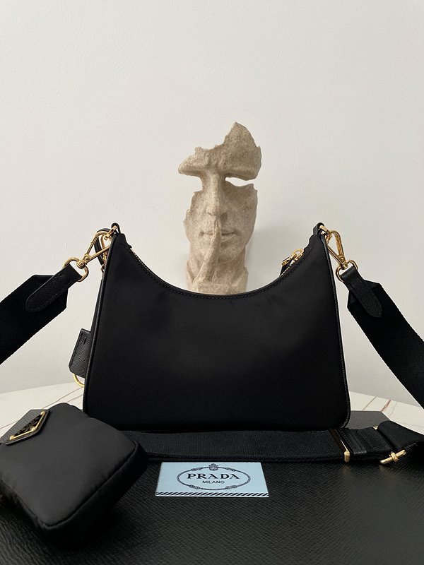 프라다 리에디션 사피아노 가죽 트리밍 리나일론 숄더백 [매장가 240만원대]