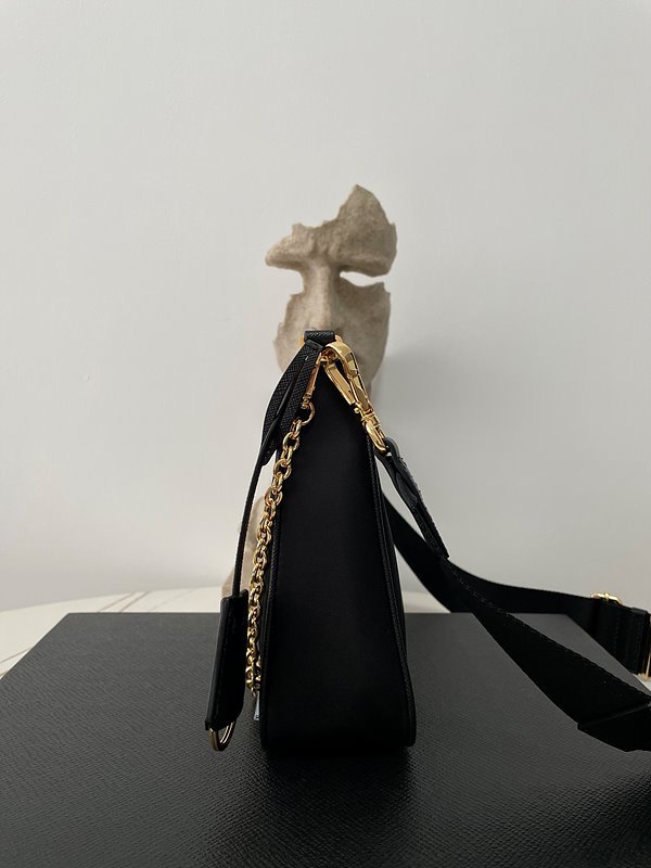 프라다 리에디션 사피아노 가죽 트리밍 리나일론 숄더백 [매장가 240만원대]