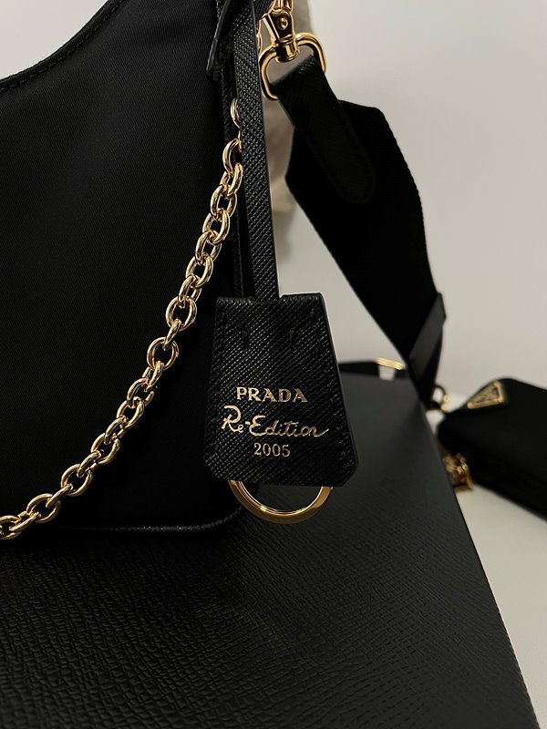 프라다 리에디션 사피아노 가죽 트리밍 리나일론 숄더백 [매장가 240만원대]