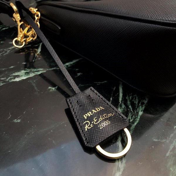 프라다 리에디션 가죽 숄더백 [매장가 320만원대]