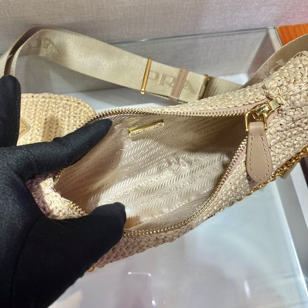 프라다 리에디션 2005 크로셰 백 [매장가 295만원대]