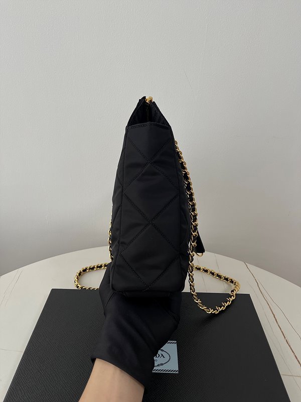 프라다 리나일론 토트백 [매장가 295만원대]