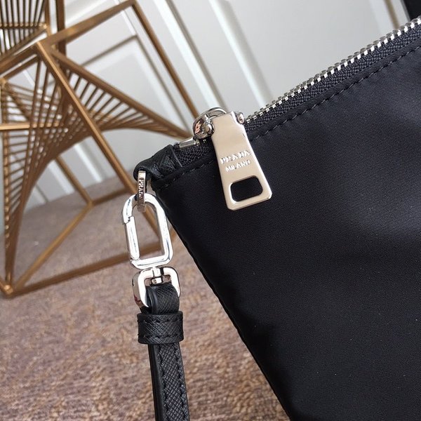 프라다 리나일론 및 사피아노 가죽 파우치 [매장가 113만원대]