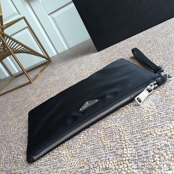 프라다 리나일론 및 사피아노 가죽 파우치 [매장가 113만원대]