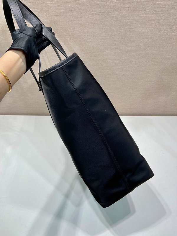 프라다 리나일론 및 사피아노 가죽 토트백 [매장가 285만원대]