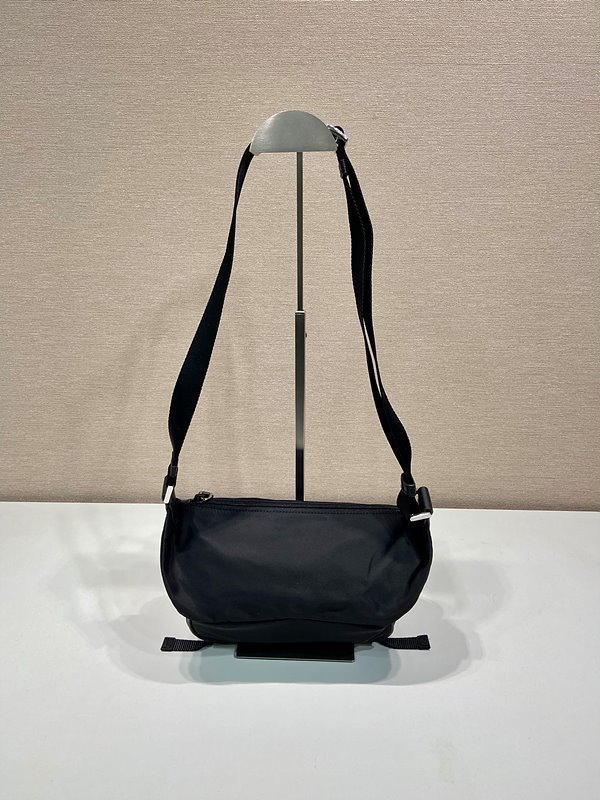 프라다 리나일론 및 사피아노 가죽 숄더백 [매장가 245만원대]