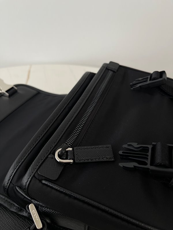 프라다 리나일론 및 사피아노 가죽 숄더백 [매장가 320만원대]