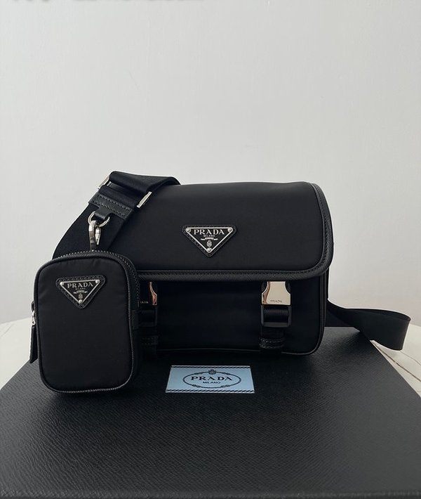 프라다 리나일론 및 사피아노 가죽 숄더백 [매장가 320만원대]