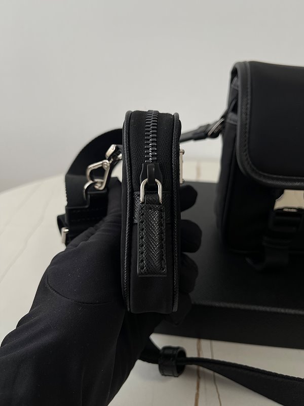 프라다 리나일론 및 사피아노 가죽 숄더백 [매장가 320만원대]