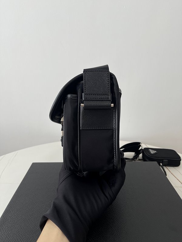 프라다 리나일론 및 사피아노 가죽 숄더백 [매장가 320만원대]