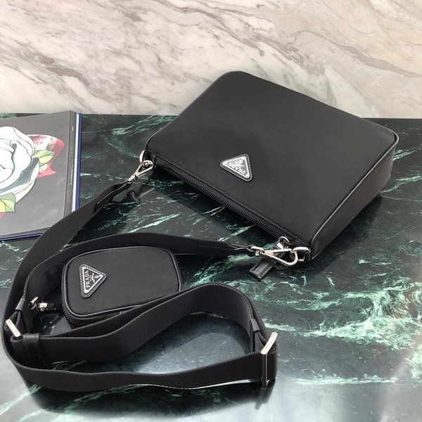 프라다 리나일론 및 사피아노 가죽 숄더백 [매장가 245만원대]