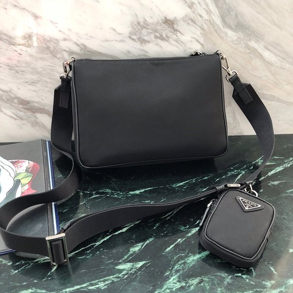 프라다 리나일론 및 사피아노 가죽 숄더백 [매장가 245만원대]