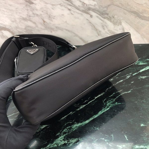 프라다 리나일론 및 사피아노 가죽 숄더백 [매장가 245만원대]