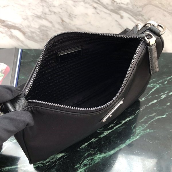 프라다 리나일론 및 사피아노 가죽 숄더백 [매장가 245만원대]