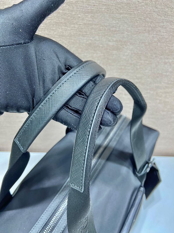 프라다 리나일론 및 사피아노 가죽 더플 백 [매장가 295만원대]