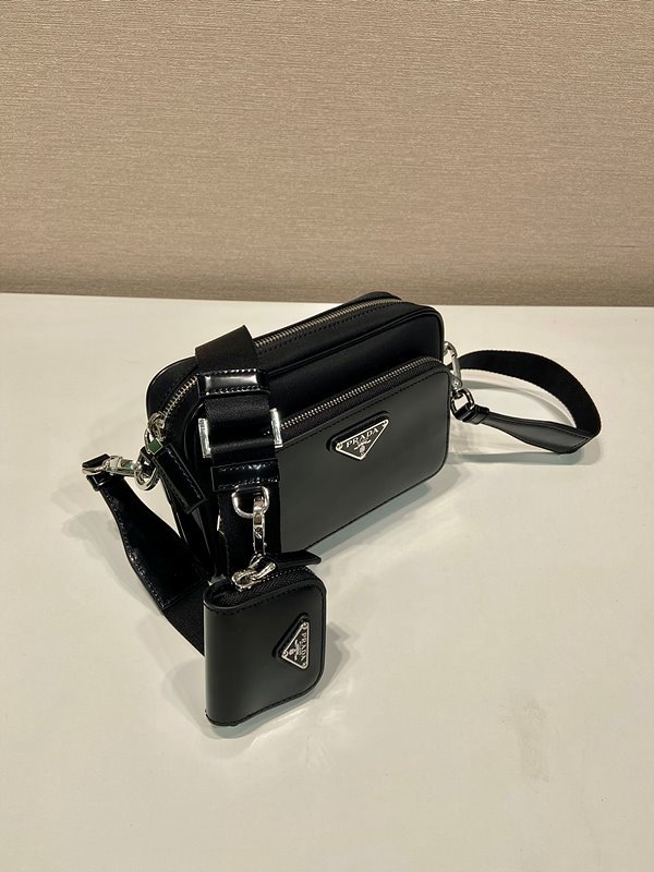 프라다 리나일론 및 브러쉬드 가죽 숄더백 [매장가 320만원대]