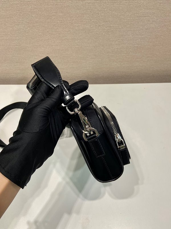 프라다 리나일론 및 브러쉬드 가죽 숄더백 [매장가 320만원대]