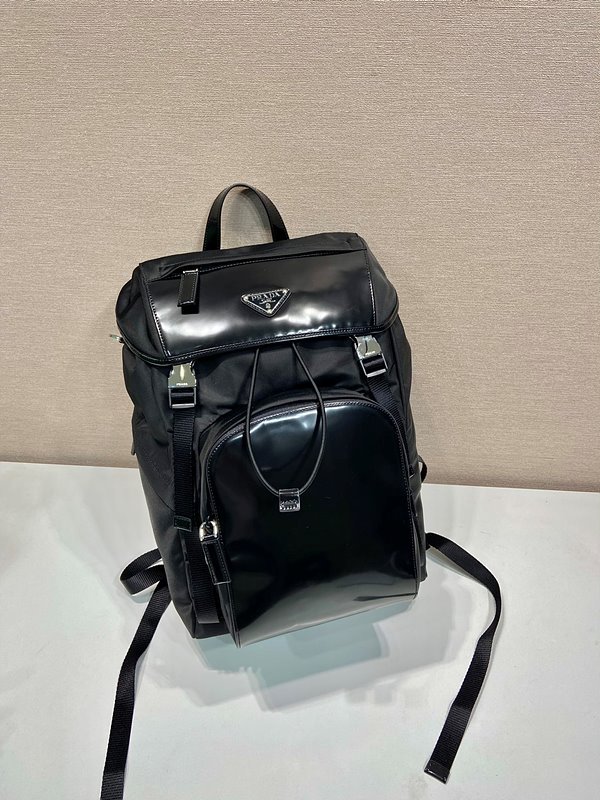 프라다 리나일론 및 브러쉬드 가죽 백팩 [매장가 345만원대]