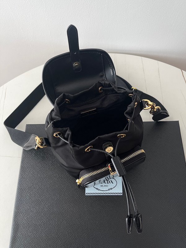 프라다 리나일론 및 브러쉬드 가죽 백팩 [매장가 270만원대]