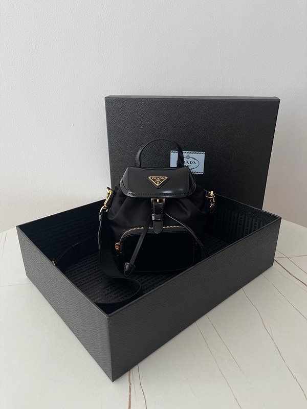 프라다 리나일론 및 브러쉬드 가죽 백팩 [매장가 270만원대]