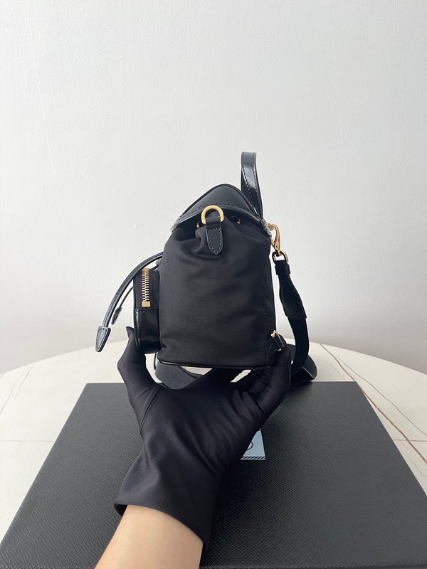 프라다 리나일론 및 브러쉬드 가죽 백팩 [매장가 270만원대]