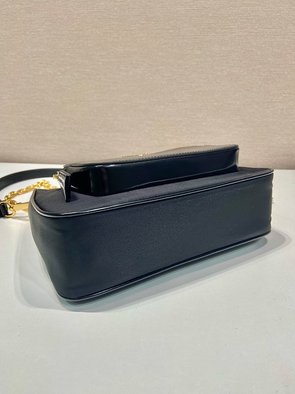 프라다 리나일론 및 브러쉬드 가죽 미니백 [매장가 270만원대]