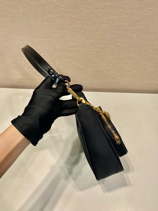 프라다 리나일론 및 브러쉬드 가죽 미니백 [매장가 270만원대]