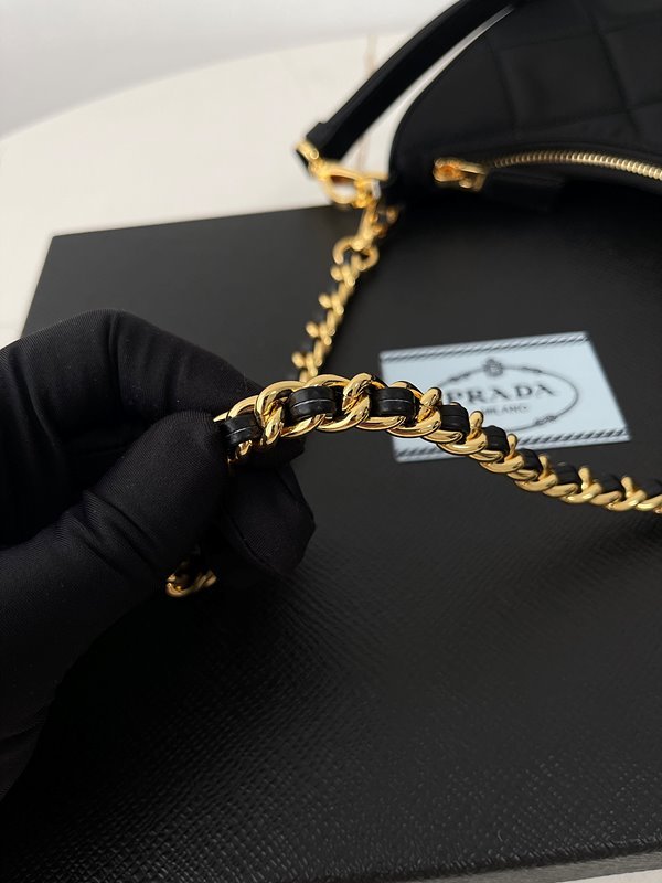 프라다 리나일론 미니백 [매장가 270만원대]