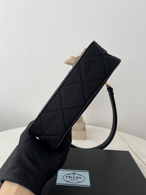 프라다 리나일론 미니백 [매장가 270만원대]