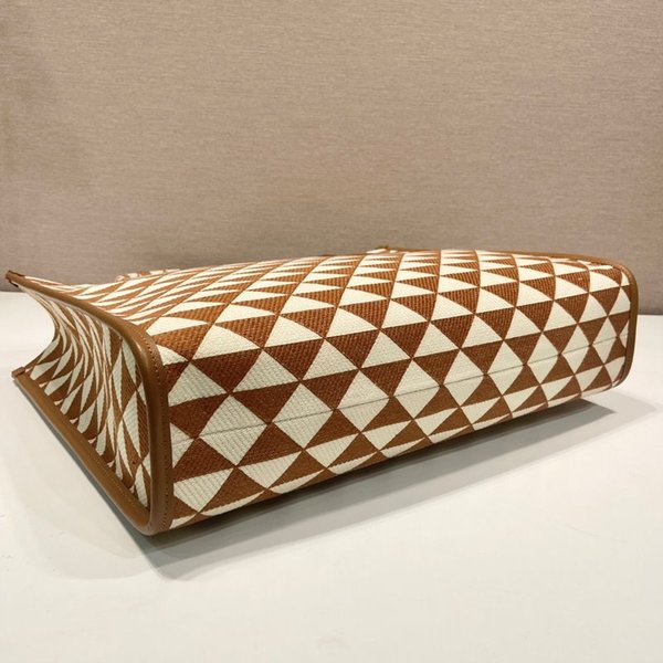 프라다 라지 심볼 자수 패브릭 핸드백 [매장가 450만원대]