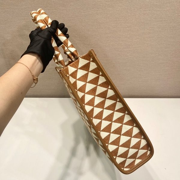 프라다 라지 심볼 자수 패브릭 핸드백 [매장가 450만원대]