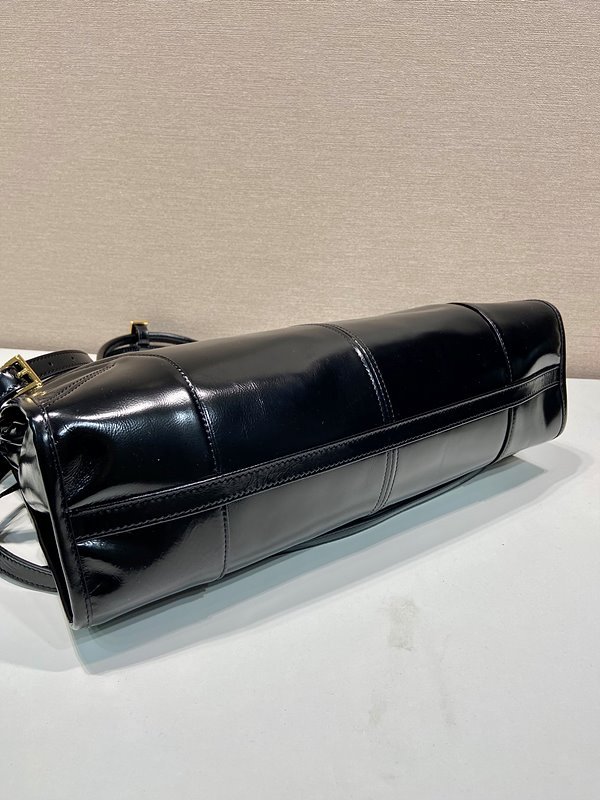 프라다 라지 가죽 핸드백 [매장가 395만원대]