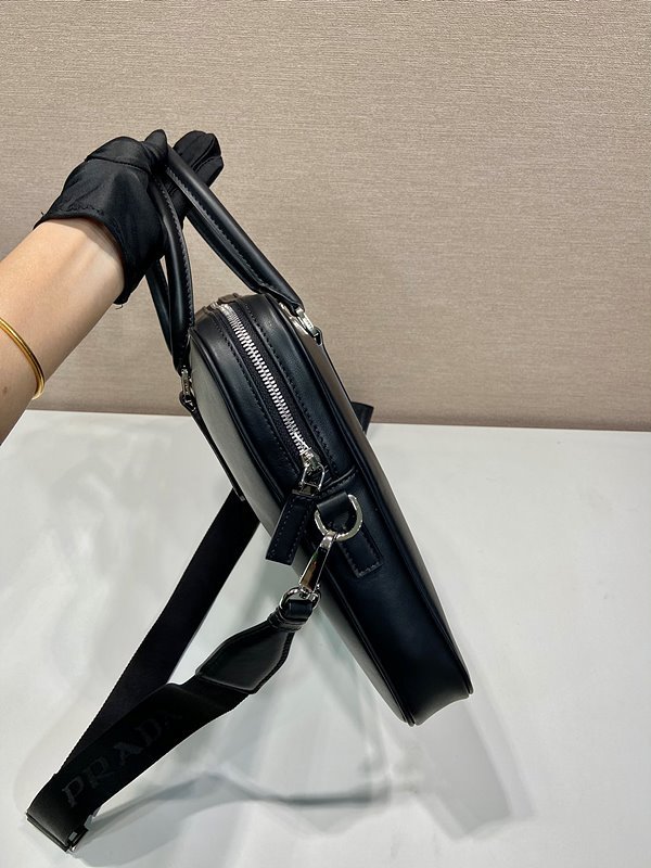 프라다 네임 태그가 있는 가죽 브리프 케이스 백 [매장가 540만원대]